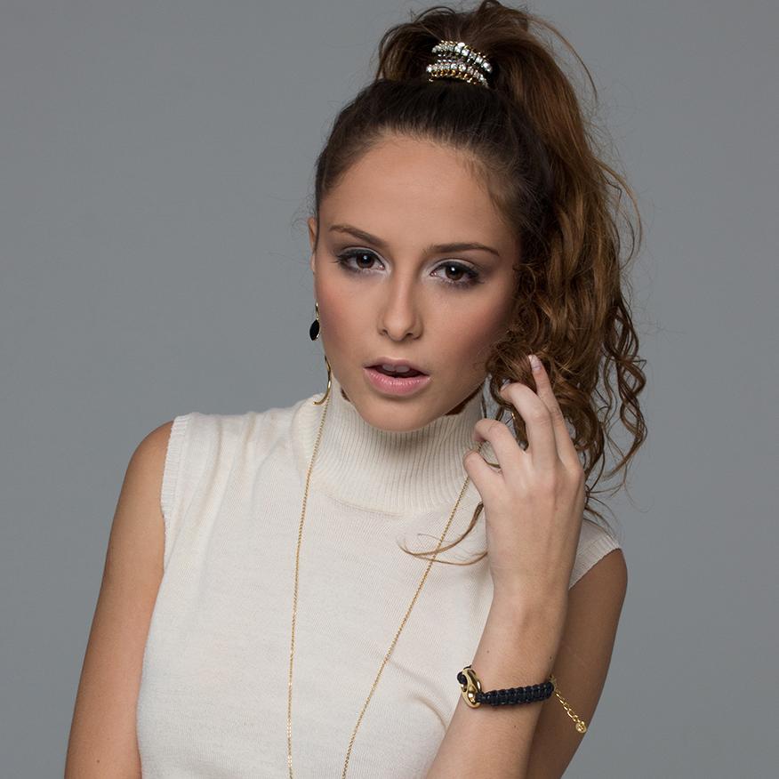 Diseñadora de accesorios desde 1989, Viviane se divierte, hace moda y además se adapta a la realidad del país.