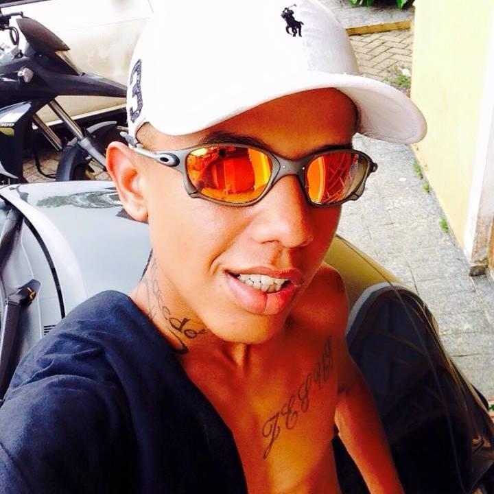 Discreto talvez até moderno com sorriso cativante Deus me guia sempre pelo certo..  #SemMais