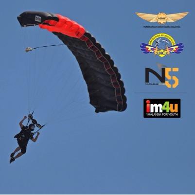 Military Freefaller, Wingsuiter, Full-time Skydiver, I'm not a coach, I'm combat skydiver