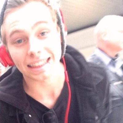 FREE FOLLOW FROM @docmashton PLS RT THE LINK BELOW AND TAG LUKE THANK YOU