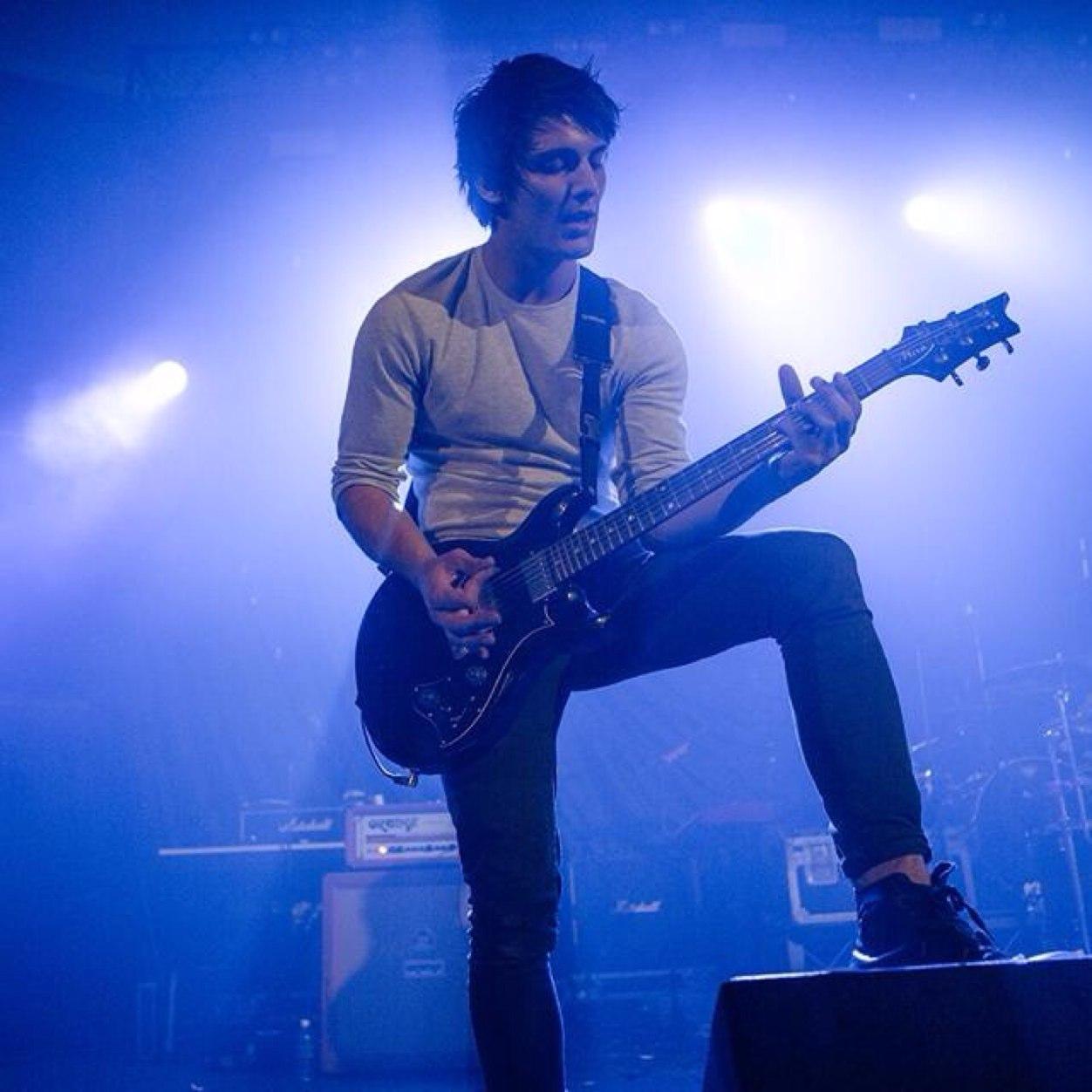 I play guitar in a band called B R E A K A W A Y They're alright. http://t.co/IhLX9dHP3T