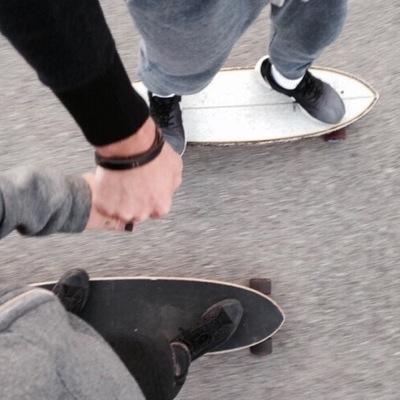 آغرد لشخص مَ يقرأ.