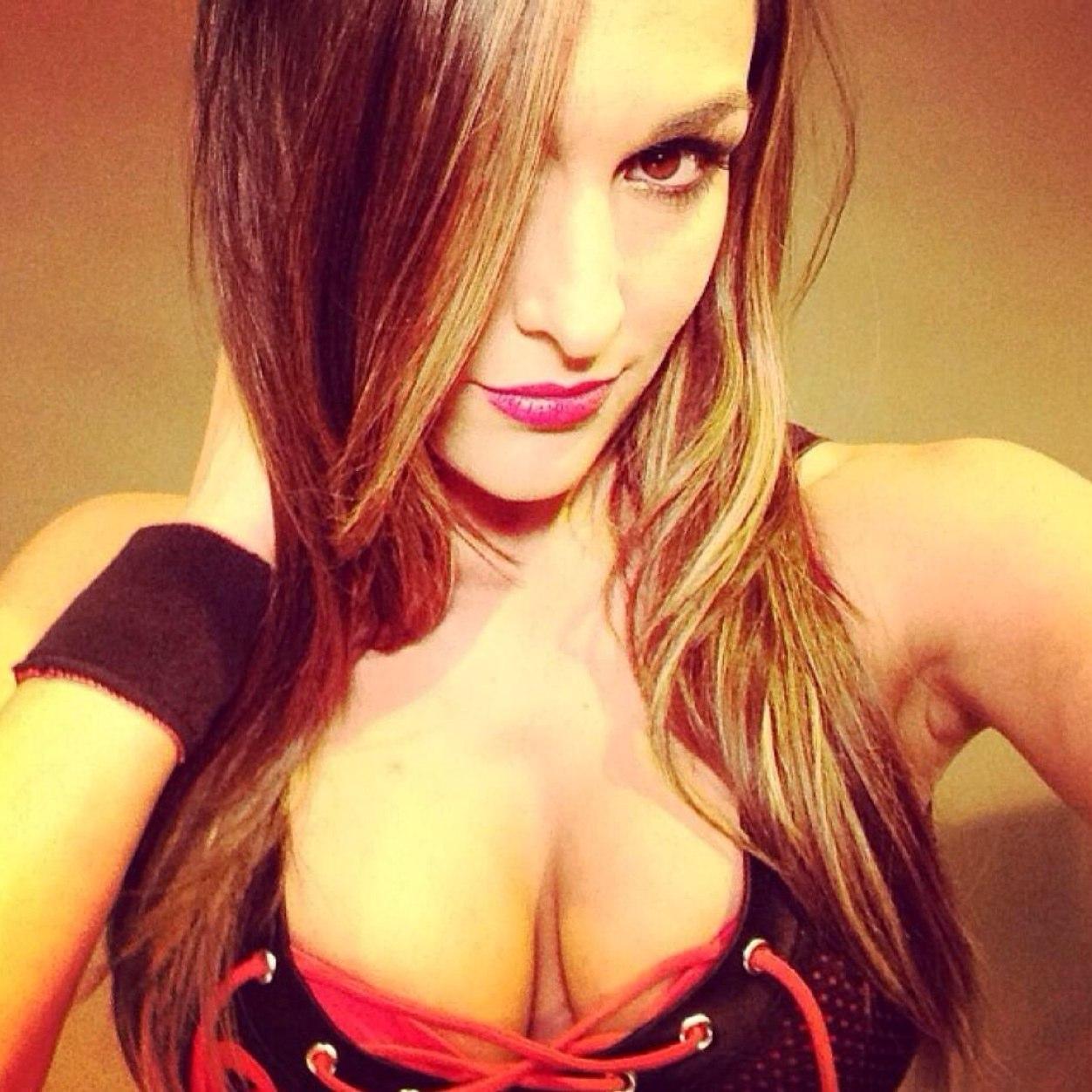 One half of the Lombardi Twins. The loud one. The fighter. Born and raised in New York. Italian Princess ❤️❤️