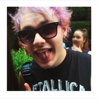 hiii!!  i just gave you a free follow from @hemmotoirwin so could you do me a huge favor and go follow her? ask for a follow back!