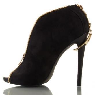 Shoes! Fashion! Events!
An online and mobile boutique specializing in women's shoes and accessories. 
http://t.co/NM4yzk9l3Q
http://t.co/gPZeAdXm0t
