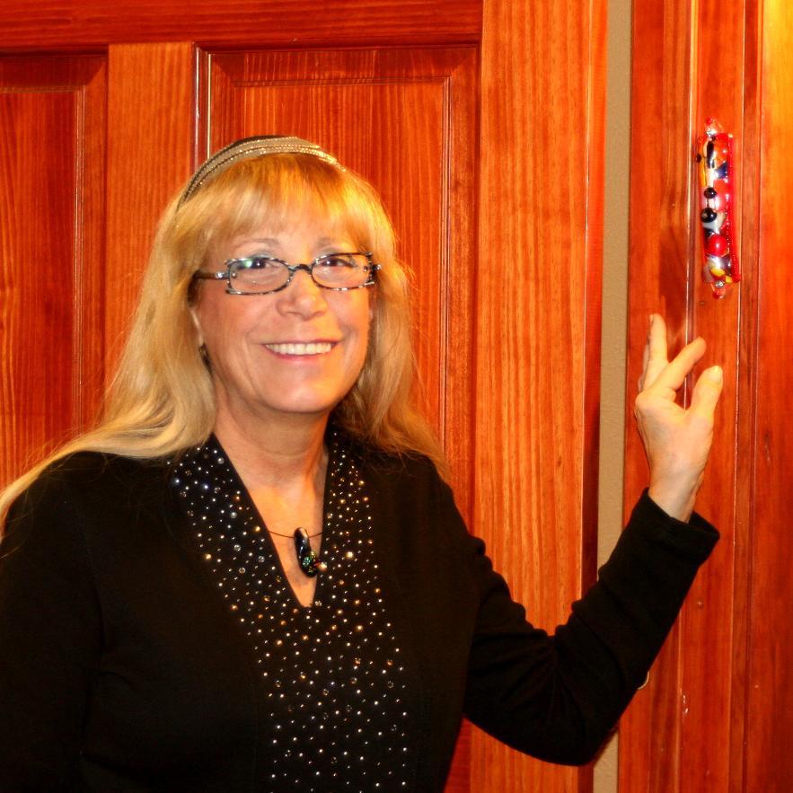 ellenrubin53's profile picture. Ellen has been teaching art and art therapy for many years. Her home studio for making fused glass is fun and educational. Great for group events.