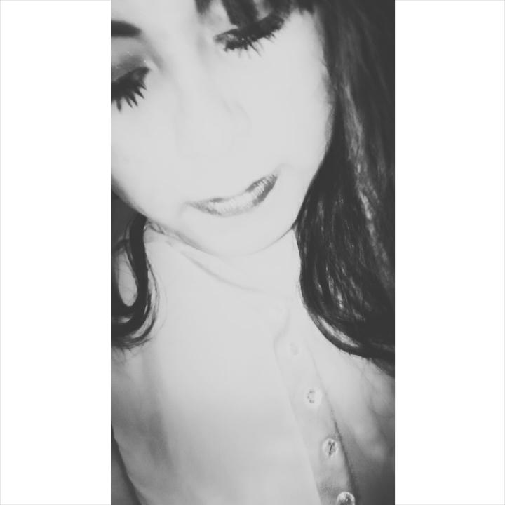Equis me gusta escuchar música amo el basqutbol y lo quemas amo es actuar mi sueño es. ser actriz de teatro