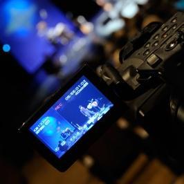 Agence audiovisuelle spécialisée dans le reportage corporate et institutionnel. Nous tournons aussi clips, captations et docus, tout ça dans une bonne ambiance!