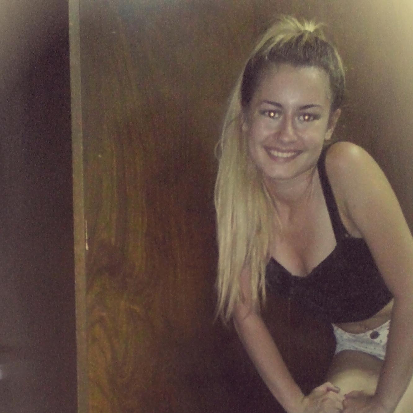 Pero yo seguiré sonriendo, porque me agrada la idea de que piensen que estoy loca! ✌ Escorpiana ♏. Educación Inicial. Coordinadora de viajes.