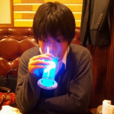 (´・д・｀) ギター弾きます。歌もたぶん歌えます。よく変なツイートします。仕方ないね。