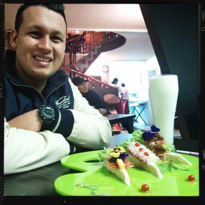 Esposo,hijo de Dios, estudiante de administración de empresas con muchos sueños y espectativas por cumplir.