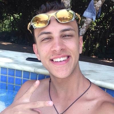 Violentamente pacífico, verídico, eu vim pra sabotar seu raciocínio ✌️