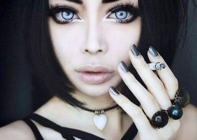 Somos nuestro propio demonio y hacemos de este mundo nuestro propio infierno.   ┋     ❝Cuántas cargas he llevado, para tan pocos años. ❞                 《Bi. 》