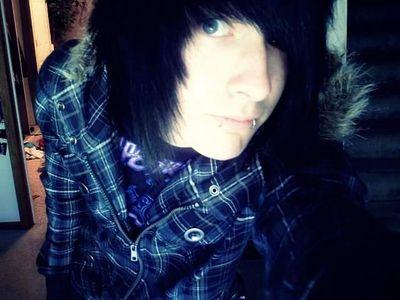 Hia I'm Danny And I'm bi /)-(\  welp I'm Taken and yesh  give me pizza and you'll be bae