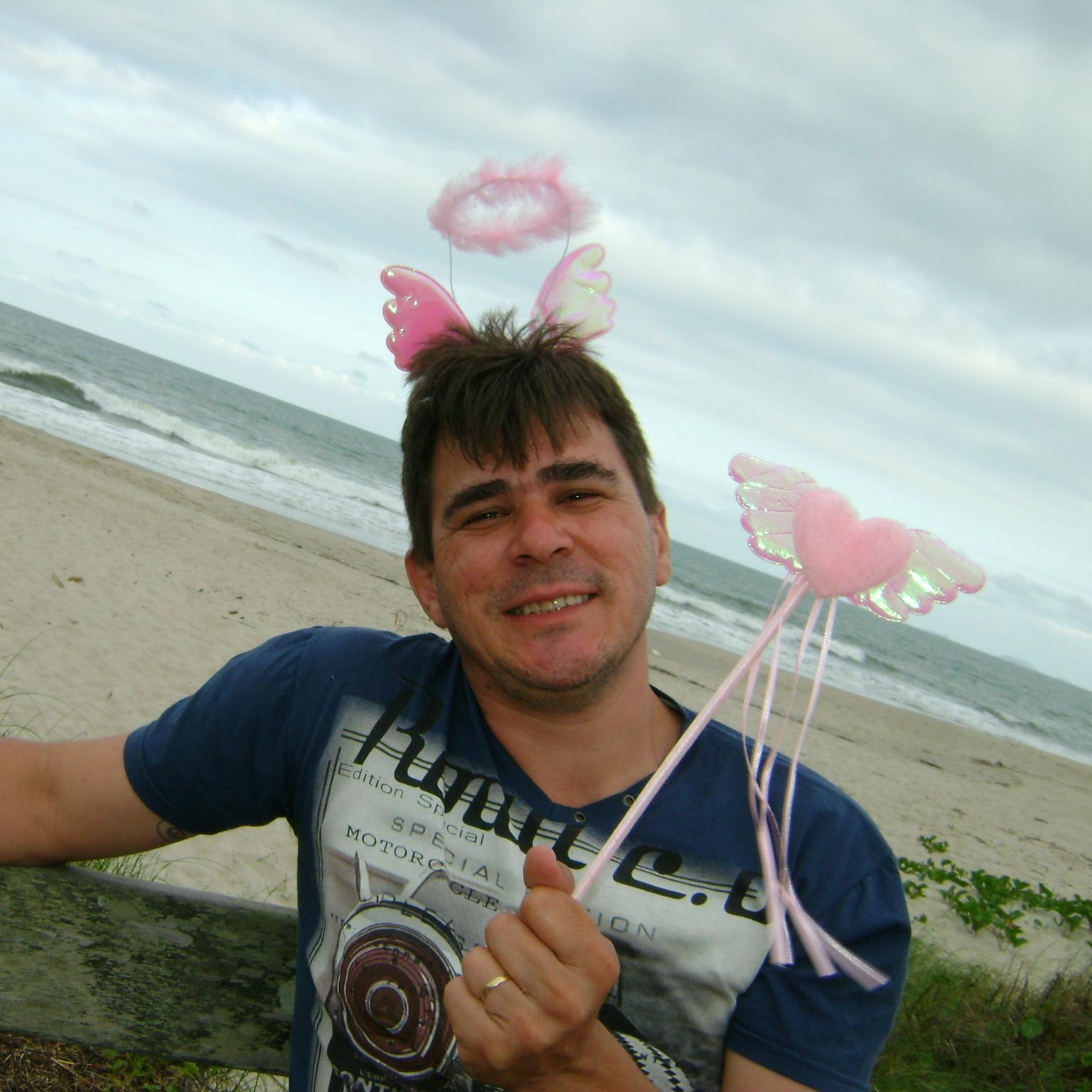 eleandrodasilva's profile picture. Cada um com seu cada, e deixe o cada um dos outros quieto.