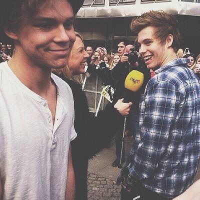 free follow from @delightshood bc i love you and so does your fave ⛅️