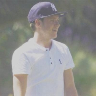 Can you please follow @vampireftnialI and not this acc?