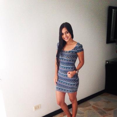 lauritacaceresp's profile picture. dentro de una persona fría, puede haber un corazón roto!!