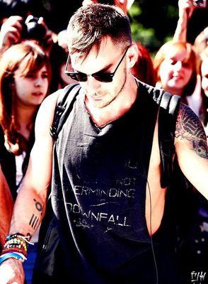 This is a call to arms, gather soldiers,  time to go to war, this is a battle song, brothers and sisters, time to go to war.
