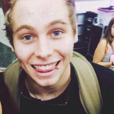 go follow @elevatelrh because she gave gou a free follow! (ask for a fb if you'd like!)