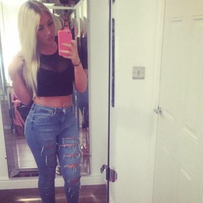 Hi I'm christina (: I love being seductive and sexual at times (; im lesbian so only girls(; so hmu if you wanna talk more(; I have kik: bloodcore92