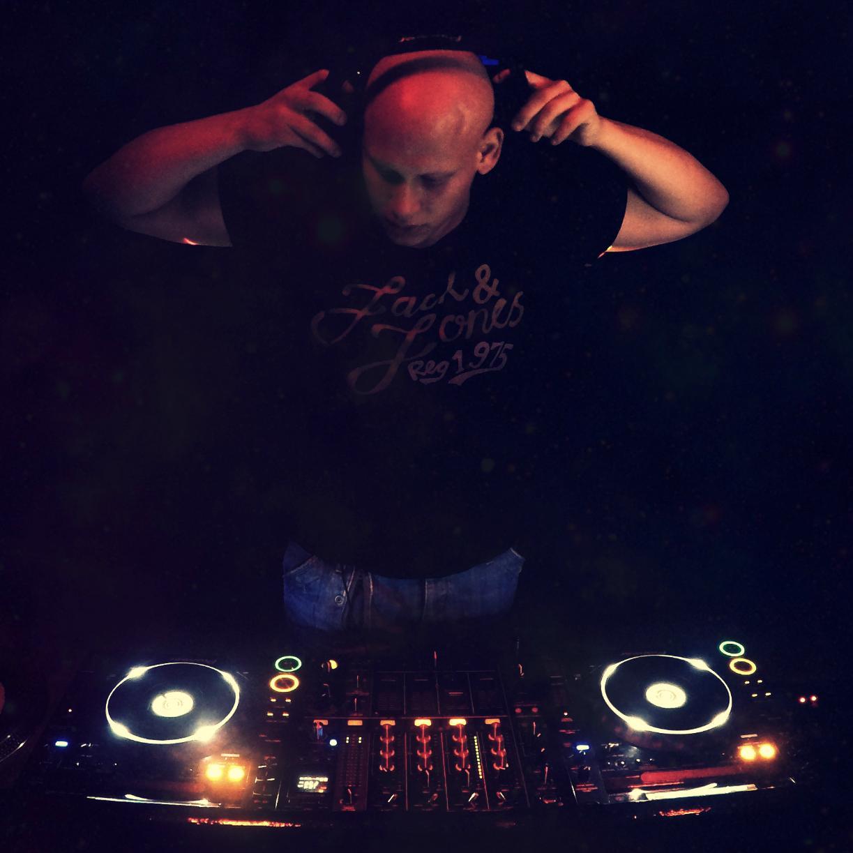 DJ and producer.
Study music advanced in EUMES Gerona (Spain).
I'm working with styles such as EDM, melbourne, future house, techno, deep...
