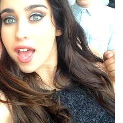 ezriashipper13's profile picture. Oq eu tinha na cabeça quando comecei a shippar Kaylor? Essas lesba são meu fim.