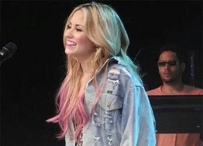 My love for them is not measured, it is not understood, just feels, I love you more than anything @ddlovato and Jonas