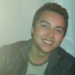 Ingeniería en Conectividad y Redes, músico aficionado,vocalista, Rockero, malo para el baile pero con un par de piscolitas me motivo y bailo hasta abajo.