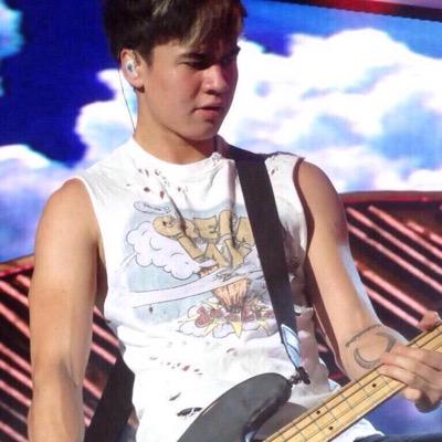 please could you go follow @5SOSCollection becaseh they are si close to there goal of 2k followers ☺️