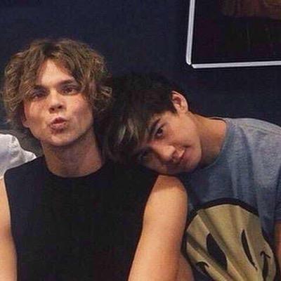 outofmycalum_'s profile picture. free follow from @the5sosdonut :-)