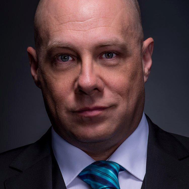 Chas Elliott is a voice teacher and coach currently based in Berlin, Germany. He specializes in musical theatre and classical performance.