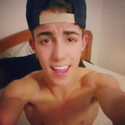 18. Te haces fotitos sin camiseta y das pena, no doy la espalda a un hermano por tus tetas,nena | @ArianaGrande |