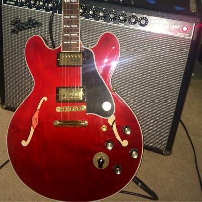 Me gustan las guitarras, correr, los discos y las fotos!!