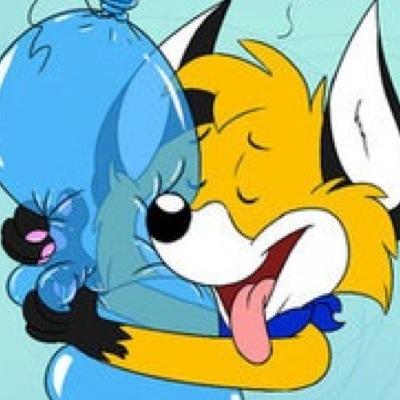 Hi im louie im a yellow fox who loves balloons:)