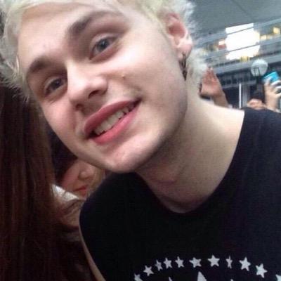 hi cutie, go follow @deepthroatmuke ilysm