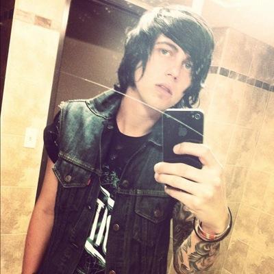 hey im kellin quinn in a band thats all you need to know.taken by @mikeysexywaymcr luv him as much as i luv my baby girl.vic is me best buddy