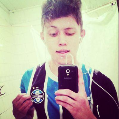 O meu coração é de pedra e meu sangue é de cimento, to vivo por milagre mesmo.