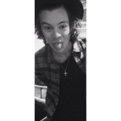 please follow @fvckableashton and just ask for a followback from her
