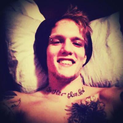 卐 † † 卐
Pittbulls.
Smoker.
Tattoos.
Piercings.
Music.
Aries.
Gamer. 
卐  † †  卐