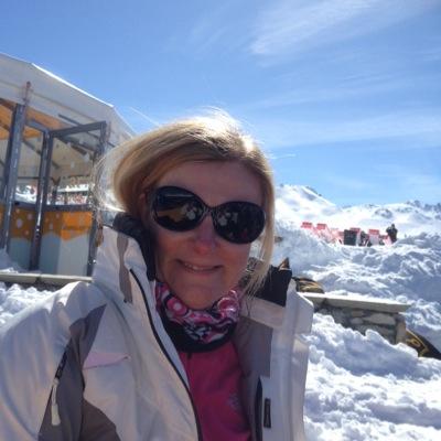 The process queen who likes order, structure and being in control! Poo spotter extrodiannaire, keen cook & baker who loves to travel