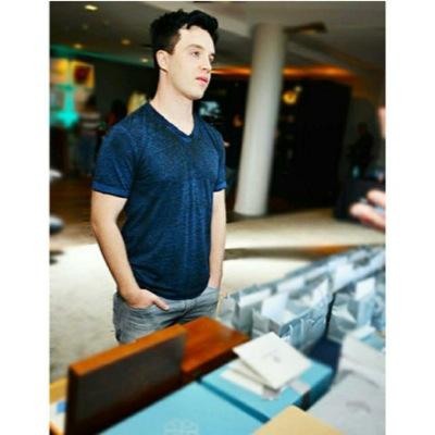 @Milkovich9 my personal account, not everyone gets to blurt out they fucking feels every minute//  he can't fake that// Love Noel Fisher