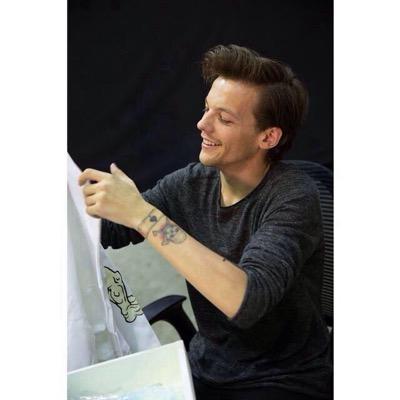 AYOUCH1937's profile picture. قارئة روايات ون دايركشين ✨