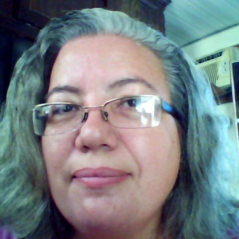 Desenhista, caricaturista, mãe de artista, artesã, faminta de conhecimento e esquerdista.