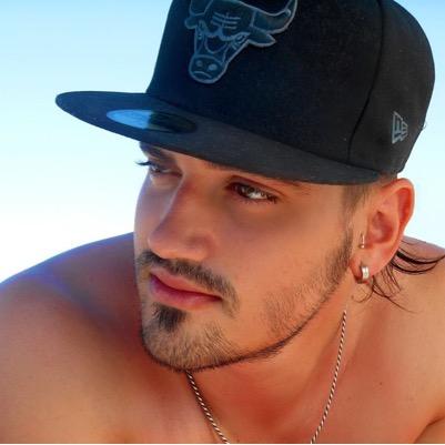 Italian ice dancer, percussionist and dancer @PERCUSSINDU, choreographer, music producer. @NottiSulGhiaccio Rai1