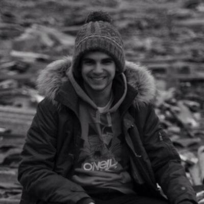 MiguelMartinExp's profile picture. No quiero comprenderlo, quiero vivirlo, tocarlo, sentirlo, y al final de mi vida ser feliz sabiendo que no perdí el tiempo.