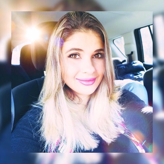 Estudante de moda e Dona do blog Chique Demais! feliz da vida :)
Contato: mirelly@chiquedemais.com
Blog: http://t.co/jVmFk4dS4P