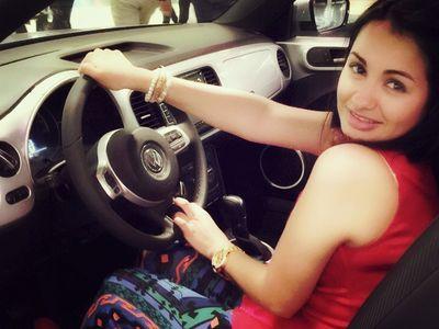 I'm a business woman, i ♥ music & traveling, loving life every minute, i ♥ fashion and parties, xoxo..