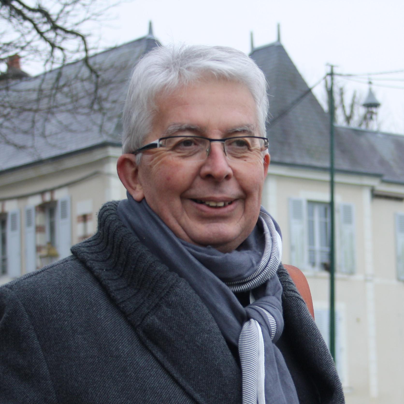Infirmier retraité, conseiller régional Centre 2004-2010. Président des Rencontres du Service Public. Militant PCF-FG.