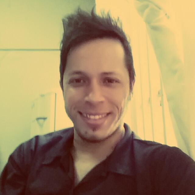 Gosto de praticar esportes (futebol),pegar um cinema,jogar video game...